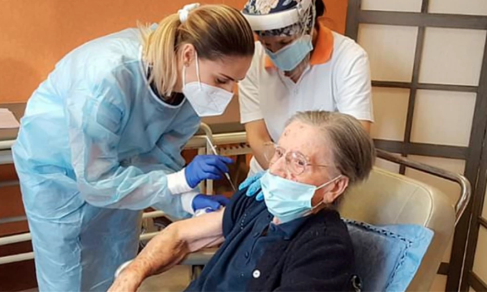 Κορονοϊός-Ιταλία: Εμβολιάστηκε υπερήλικη 108 ετών λίγους μήνες μετά τη μόλυνση της